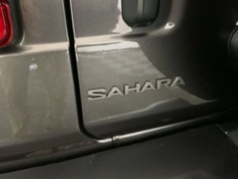Used 2025 Jeep Wrangler Unlimited Sahara w/ Technology Group AWD/4WD image 16