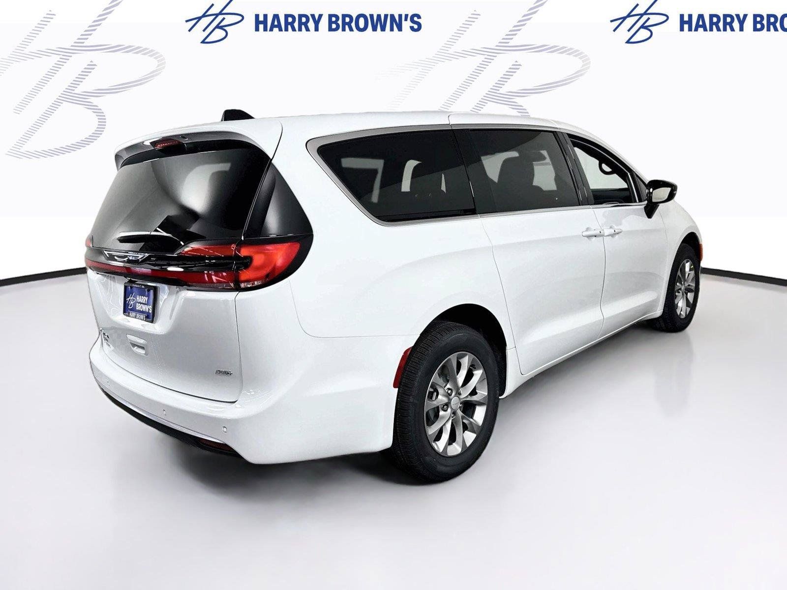 New 2027 Chrysler Pacifica Select AWD/4WD image 30