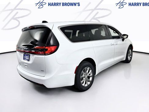 New 2027 Chrysler Pacifica Select AWD/4WD image 30