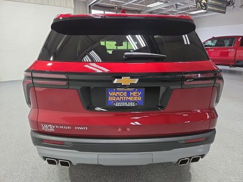 Used 2025 Chevrolet Traverse LT w/ Driver Confidence Package AWD/4WD image 6