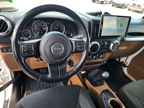 Used 2016 Jeep Wrangler Unlimited Rubicon w/ Connectivity Group AWD/4WD image 2