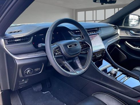 Used 2023 Jeep Grand Cherokee Overland w/ Luxury Tech Group IV AWD/4WD image 14