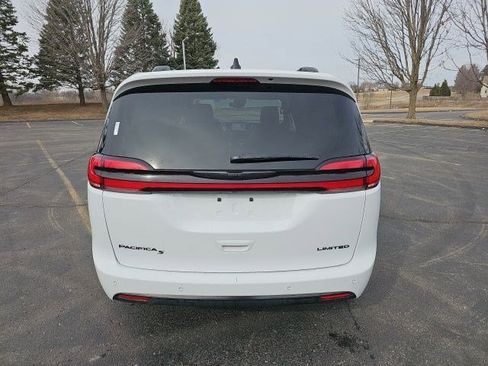 Used 2025 Chrysler Pacifica Limited FWD image 5