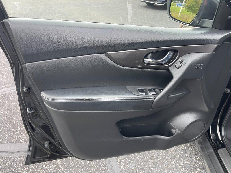 Used 2019 Nissan Rogue SV w/ Premium Package FWD image 18