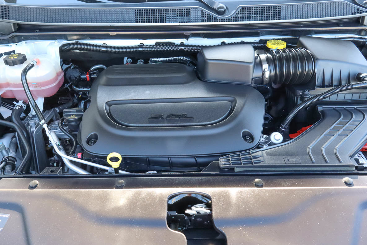 Used 2025 Chrysler Pacifica Limited FWD image 18