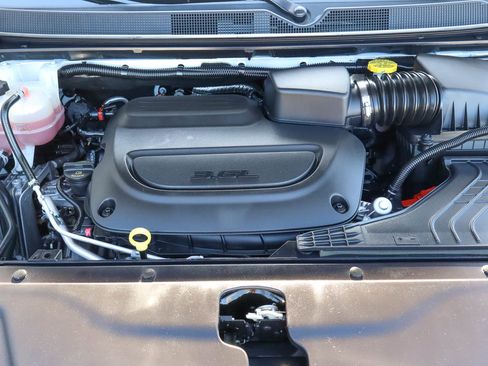 Used 2025 Chrysler Pacifica Limited FWD image 18