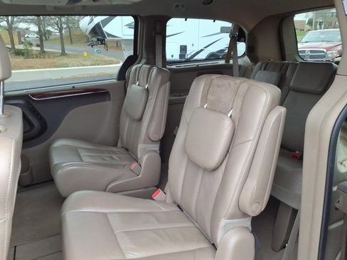 Used 2012 Chrysler Town & Country Limited w/ Luxury Group image 6