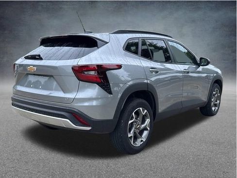 Used 2025 Chevrolet Trax LT w/ LT Convenience Package FWD image 8
