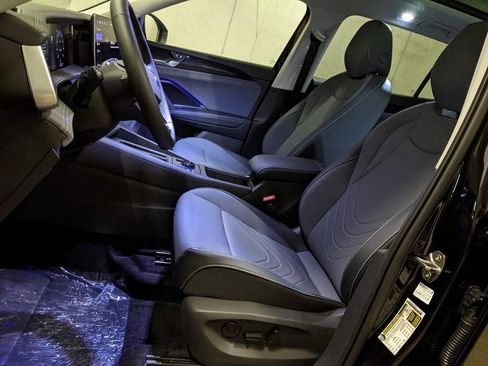 New 2026 Volkswagen Tiguan SE FWD image 11