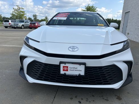 Used 2025 Toyota Camry SE FWD image 2
