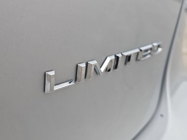 Used 2024 Chrysler Pacifica Limited FWD image 9