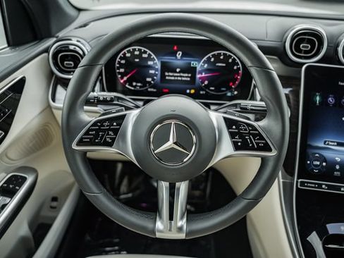 Used 2024 Mercedes-Benz GLC 300 4MATIC image 29