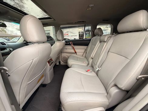 Used 2011 Toyota Highlander Limited w/ Tow Pkg image 12
