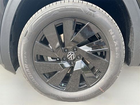 New 2025 Volkswagen Atlas SE image 31