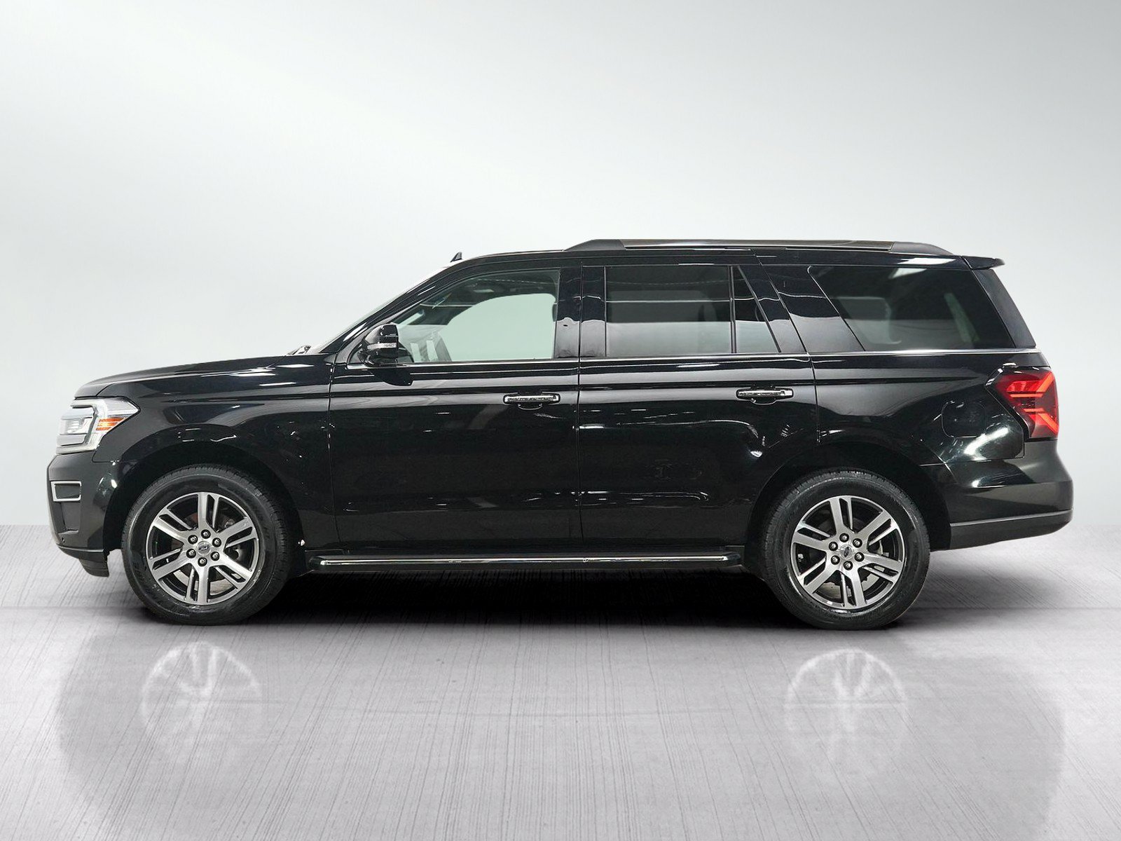 Used 2023 Ford Expedition Limited AWD/4WD image 2