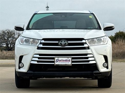 Used 2019 Toyota Highlander XLE image 2