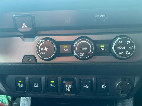 Used 2020 Toyota Tacoma TRD Sport w/ Technology Package image 25