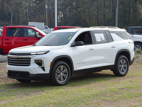 Used 2025 Chevrolet Traverse LT image 2