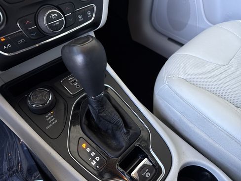 Used 2019 Jeep Cherokee Limited AWD/4WD image 25