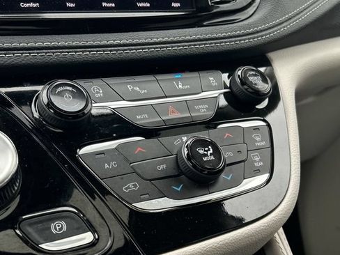 Used 2024 Chrysler Pacifica Limited w/ Uconnect Theater Family Group AWD/4WD image 37