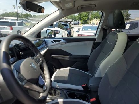 Used 2025 Volkswagen Taos SE w/ Panoramic Sunroof Package FWD image 24