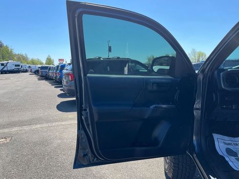 Used 2020 Toyota Tacoma TRD Off-Road w/ TRD Premium Off Road Package AWD/4WD image 12