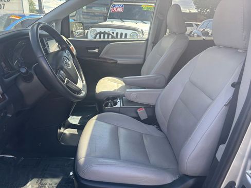 Used 2019 Toyota Sienna Limited Premium w/ Carpet Mat Package AWD/4WD image 8