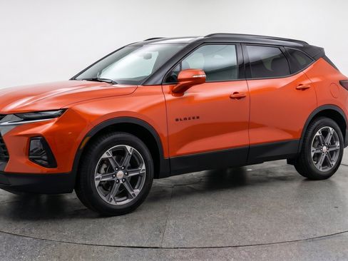Used 2025 Chevrolet Blazer LT FWD image 3