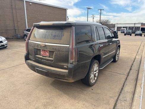 Used 2019 Cadillac Escalade Luxury image 3