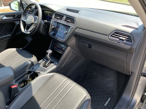 Used 2023 Volkswagen Tiguan SE FWD image 40