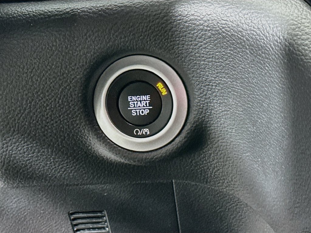 Certified 2025 Chrysler Pacifica Limited FWD image 23