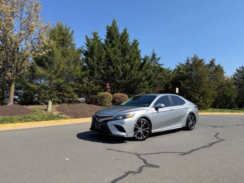 Used 2019 Toyota Camry SE image 1