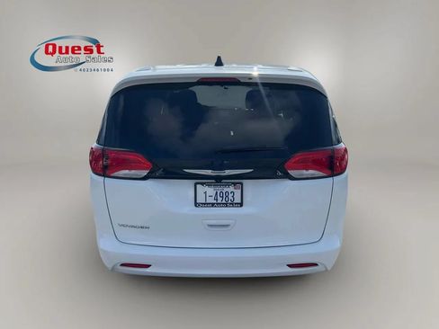 Used 2022 Chrysler Voyager LX FWD image 4