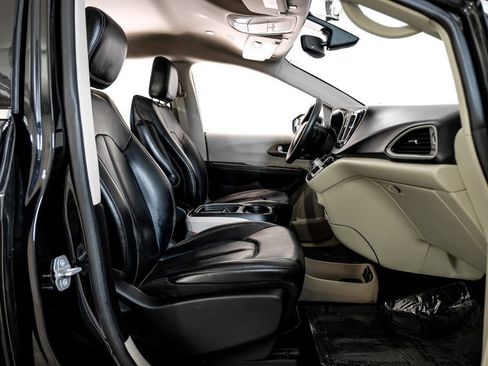 Used 2020 Chrysler Voyager Lxi image 32