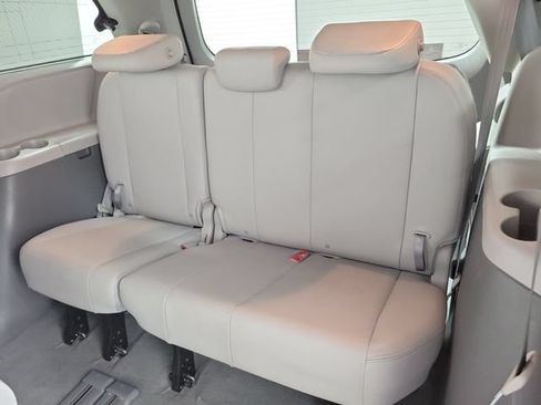 Used 2020 Toyota Sienna XLE Premium FWD image 14