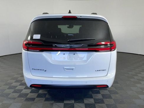 New 2025 Chrysler Pacifica Limited image 5