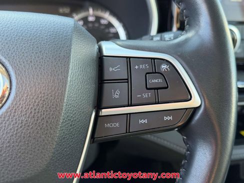 Used 2023 Toyota Highlander XLE AWD/4WD image 29