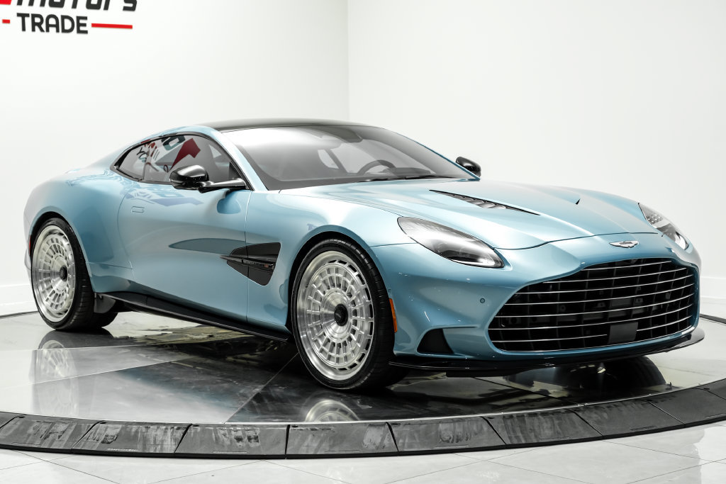 Used 2025 Aston Martin Vanquish RWD image 3