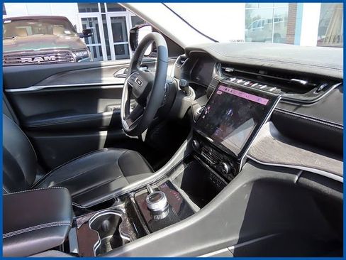 Used 2023 Jeep Grand Cherokee Limited w/ Black Appearance Package AWD/4WD image 8