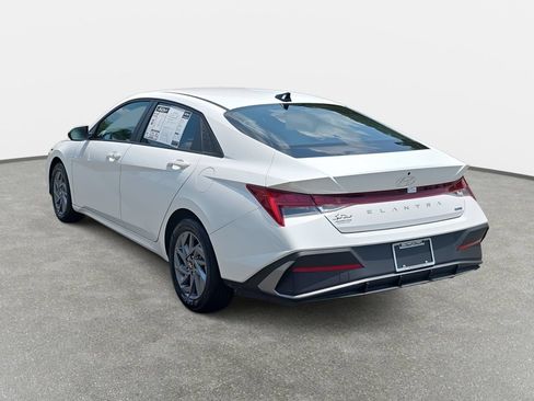 Used 2025 Hyundai Elantra Hybrid FWD image 7