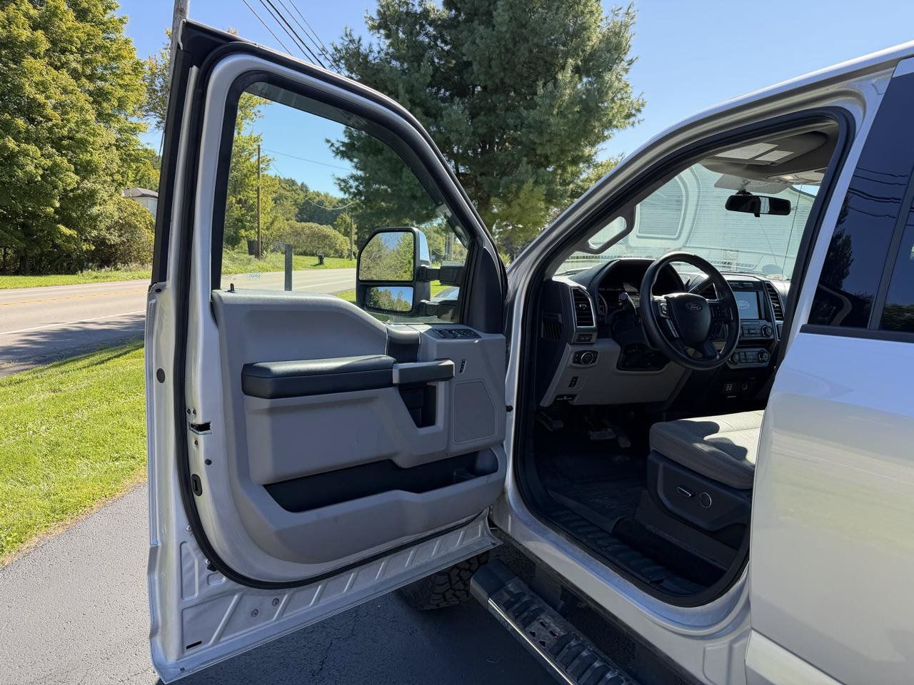 Used 2017 Ford F250 XLT w/ XLT Premium Package AWD/4WD image 21