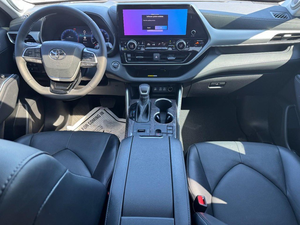 Used 2023 Toyota Highlander Platinum FWD image 18