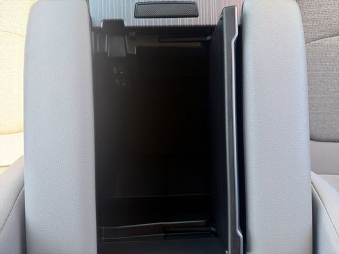 Used 2025 Toyota Sienna LE w/ LE Plus Package FWD image 18