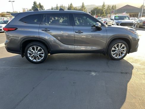 Used 2023 Toyota Highlander Limited image 5