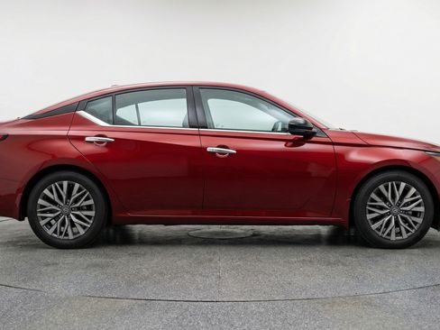 Used 2025 Nissan Altima 2.5 SV image 11