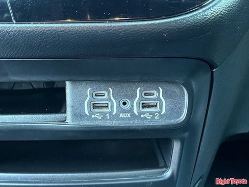 Used 2025 Chrysler Pacifica Select FWD image 30