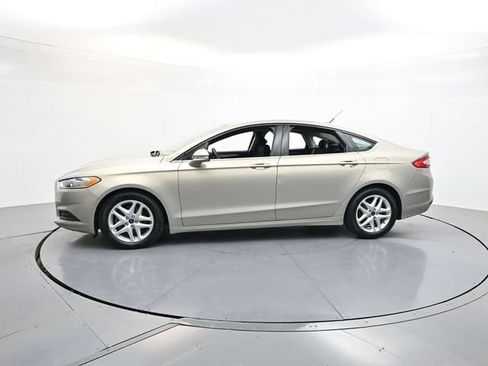 Used 2016 Ford Fusion SE FWD image 4