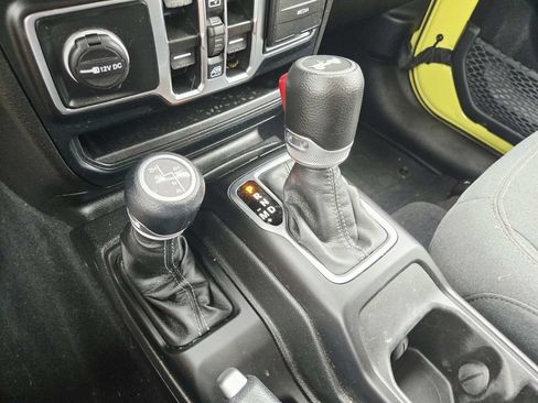 Certified 2024 Jeep Wrangler Unlimited w/ Convenience Group AWD/4WD image 33