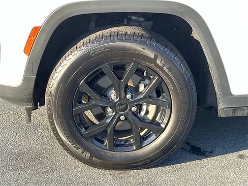 Used 2024 Jeep Grand Cherokee Altitude image 11