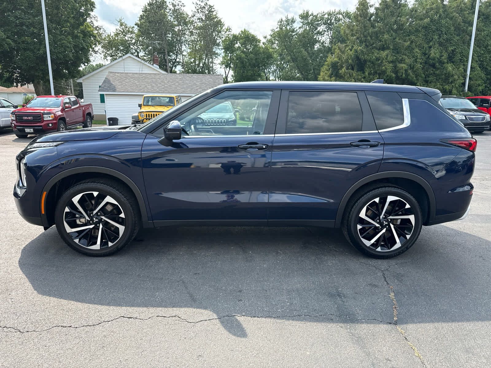 Used 2024 Mitsubishi Outlander SE AWD/4WD image 6